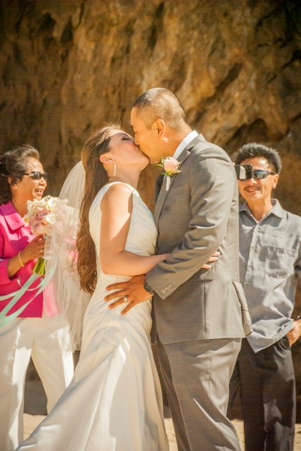 beach-wedding-kiss