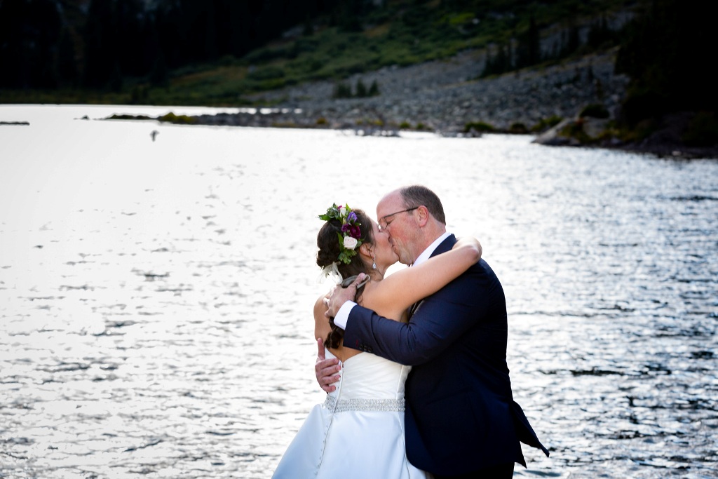 a Rocky Mountain destination wedding kiss