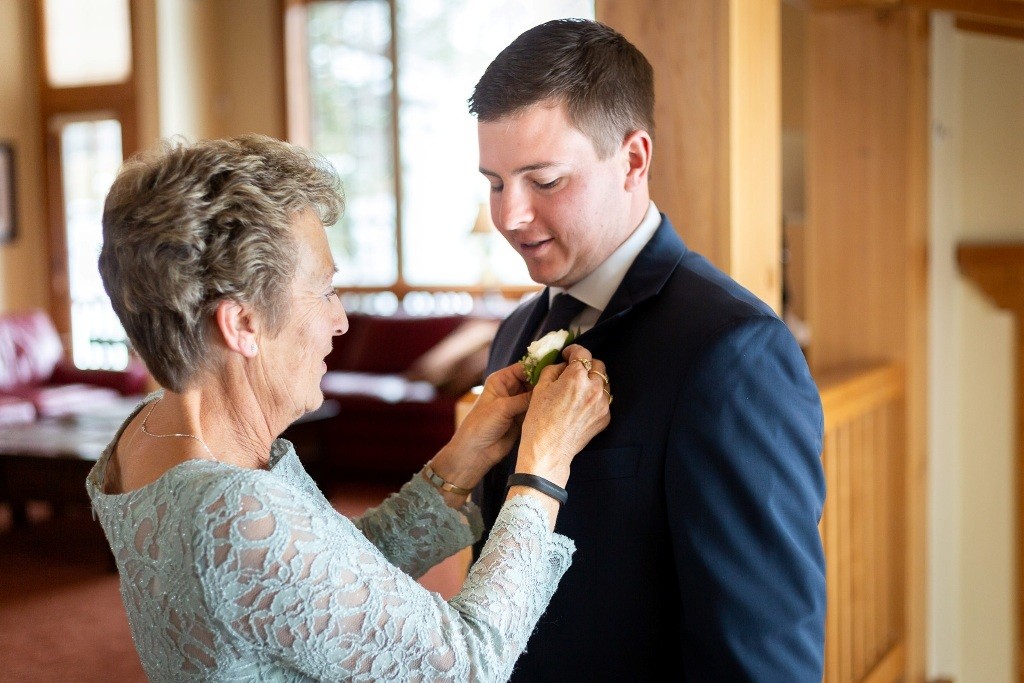 pinning on the boutonniere