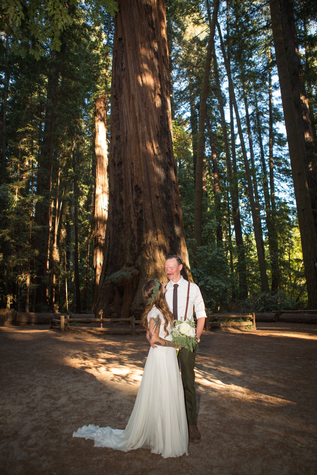 couple eloping in the northern California redwoods