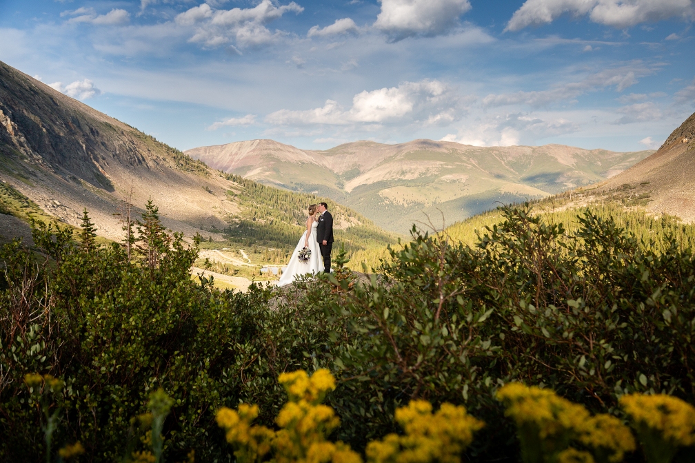 Couple kissing during their Colorado elopement.