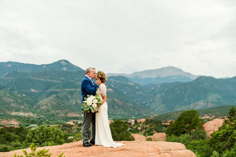 couple eloping at Garden of the Gods