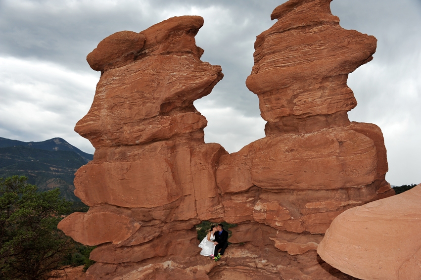 kissing couple eloping at Garden of the Gods
