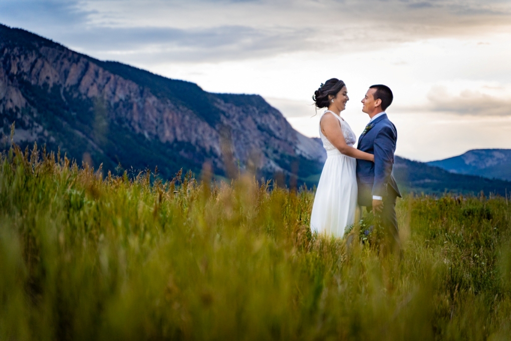 Newlyweds in front of Mount Crested Butte