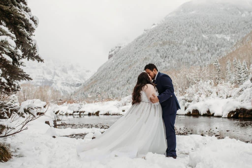 couple kissing in the snow