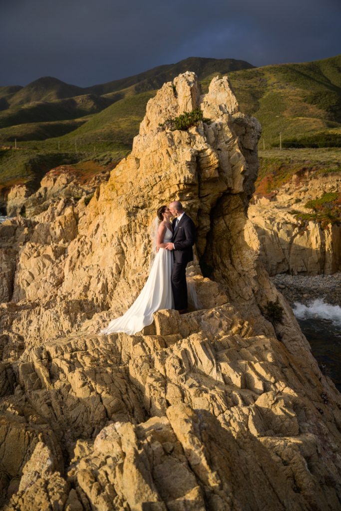 couple kissing on the rocks