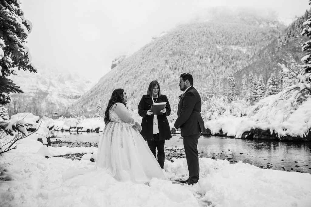 black and whote photo of couple eloping in Telluride in winter