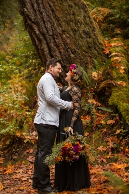 couple eloping in the northern California redwoods