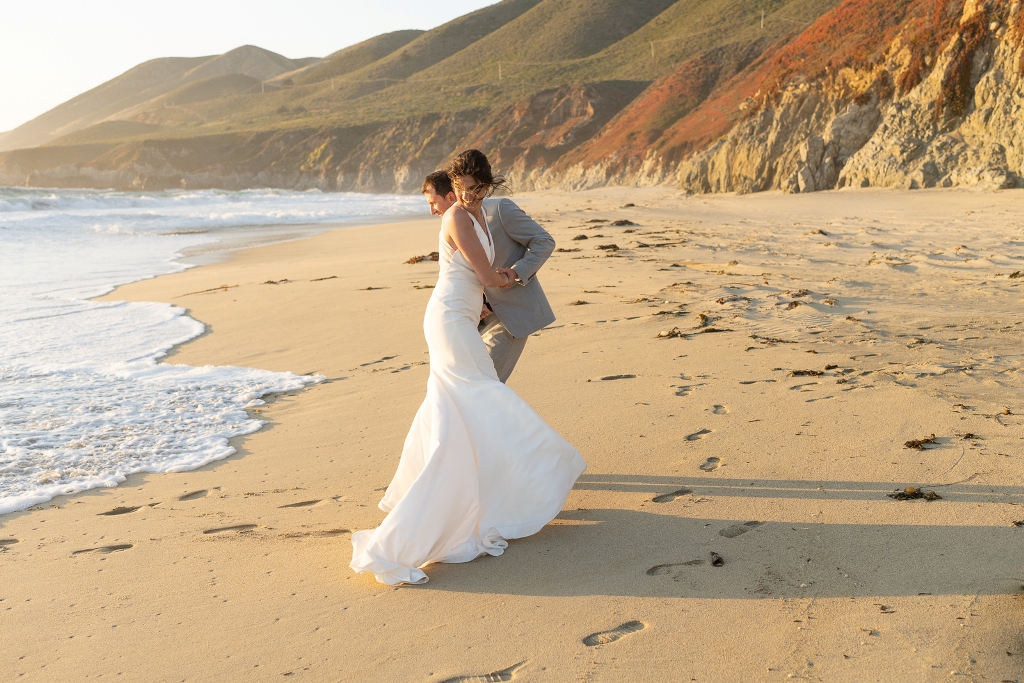This couple learned how to elope on the beach in California