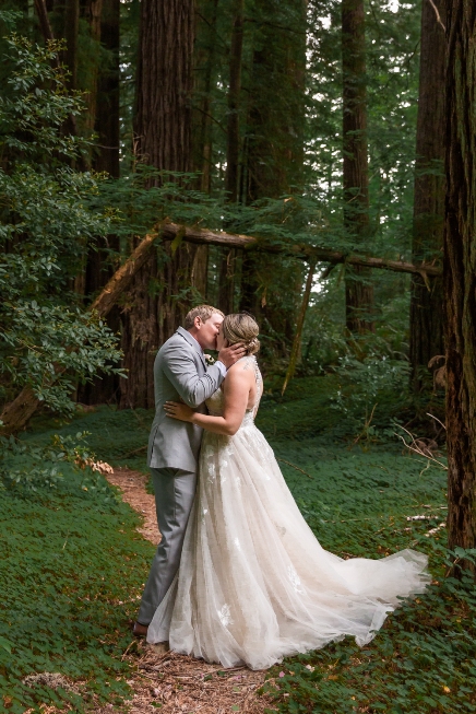 couple eloping in the northern California redwoods