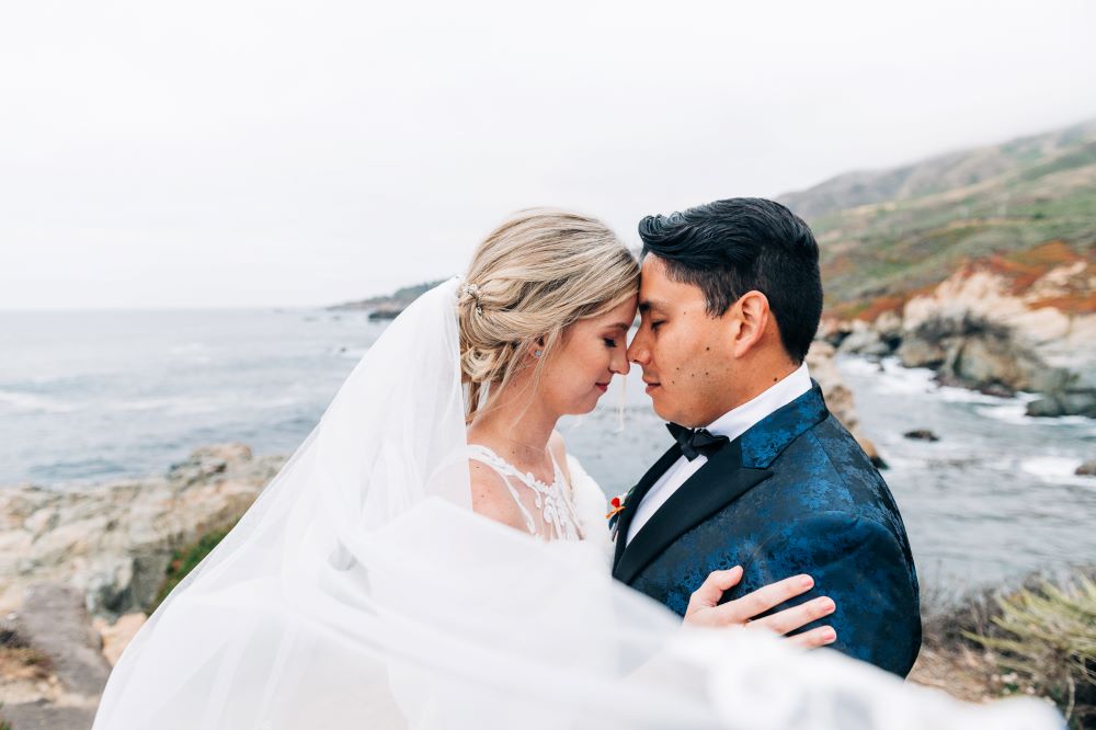 couple eloping on the coast of Big Sur