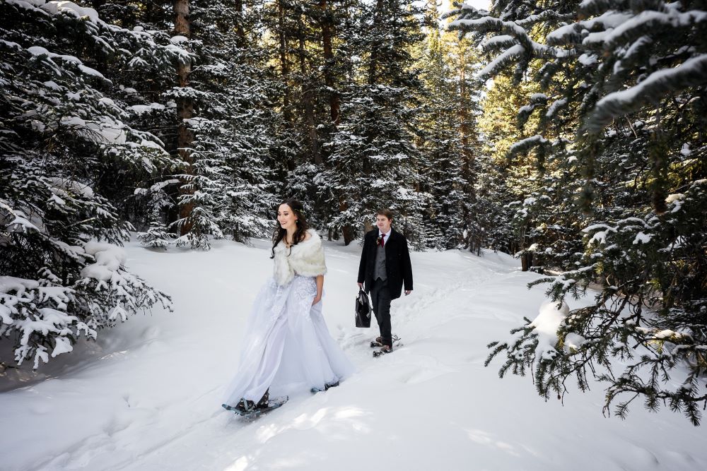 couple married on snowshoes