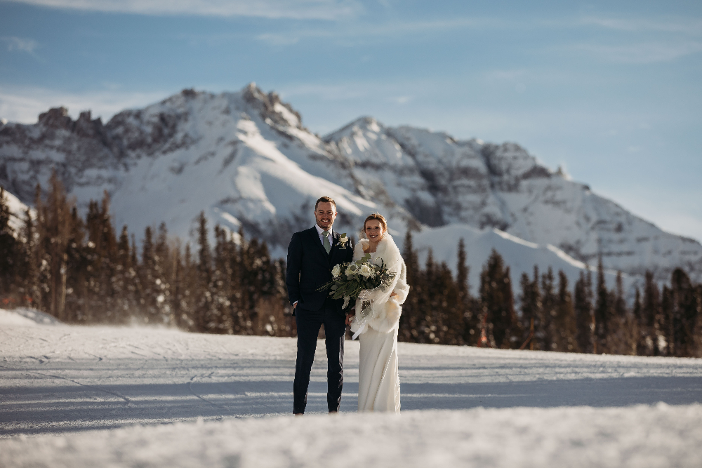 Couple married in Colorado in the winter