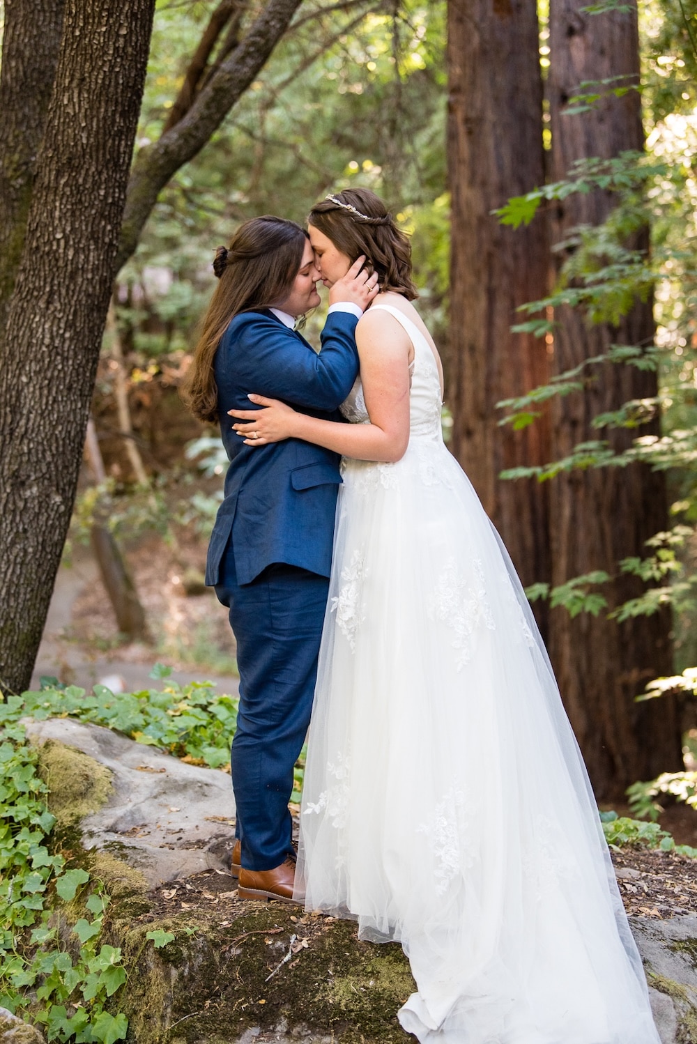 couple eloping in San Francisco redwoods